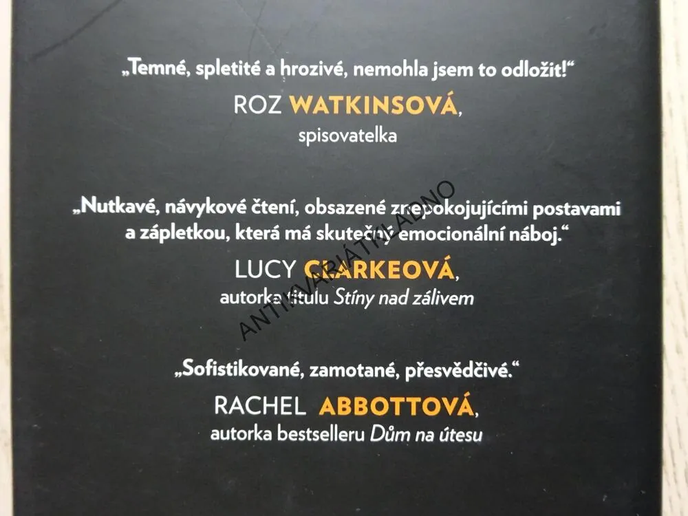 VRAŽEDNÉ SKLONY, CASS GREENOVÁ, **an
