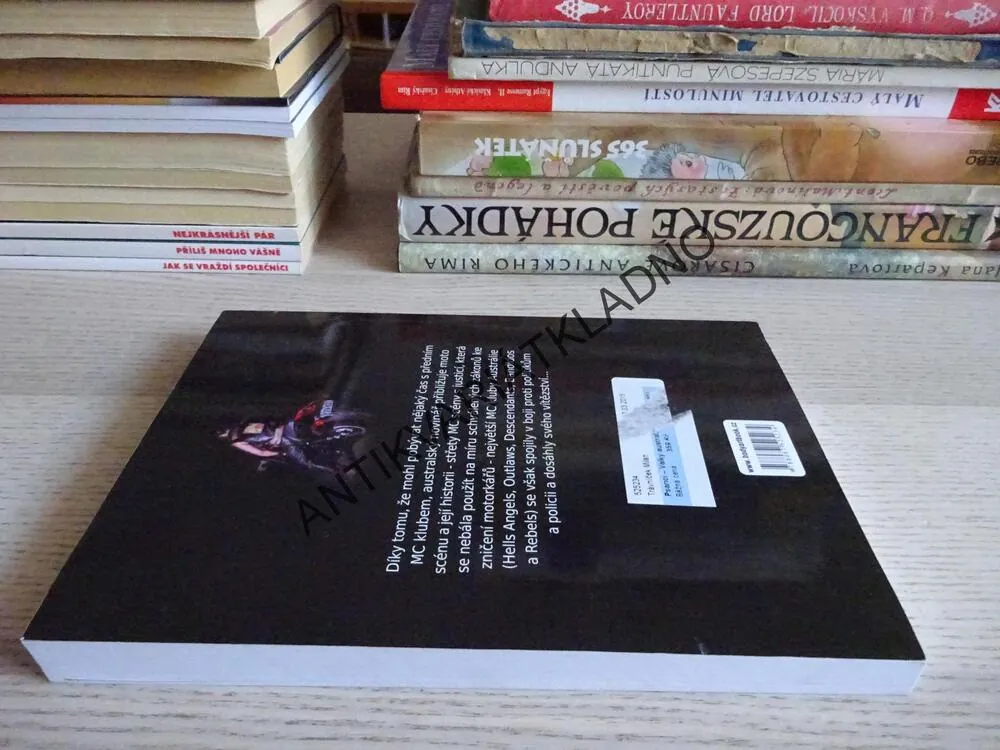 OUTLAWS PSANCI, VÁLKY AUSTRALSKÝCH MOTORKÁŘŮ, ADAM SHAND, **an