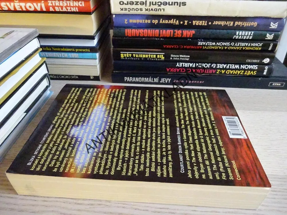 BLÍZKÁ SETKÁNÍ ČTVRTÉHO DRUHU (UFO), C. D. B. BRYAN, **an