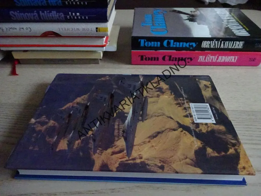 BOJOVÁ PERUŤ, TOM CLANCY, **an