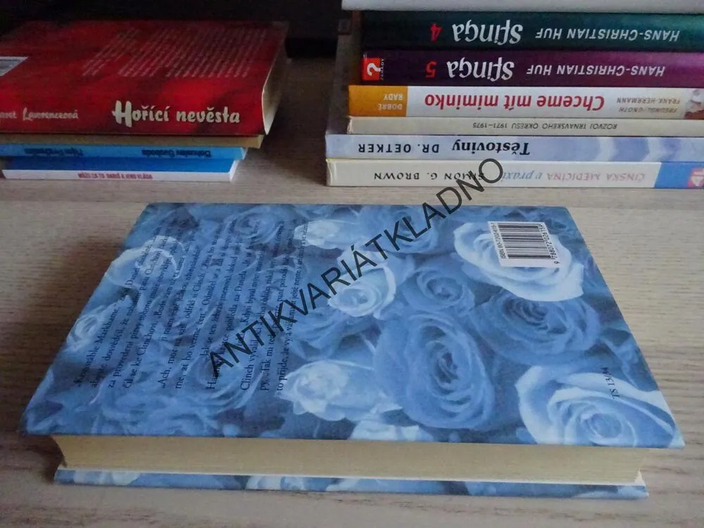KRVAVĚ RUDÉ RŮŽE, MARGARET LAWRENCEOVÁ, **an