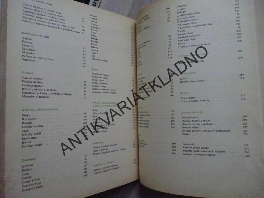 MEZINÁRODNÍ KUCHAŘKA, J. A. FIALOVÁ A KOLEKTIV, **an