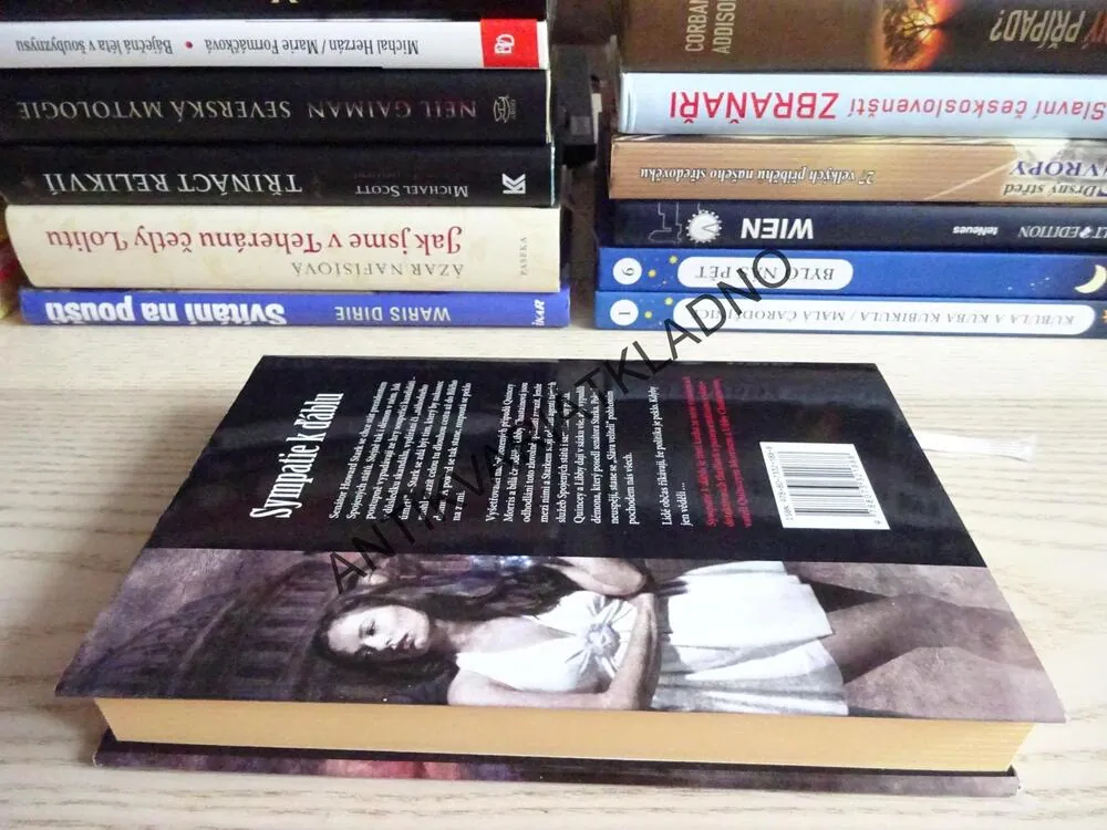 SYMPATIE K ĎÁBLU, JUSTIN GUSTAINIS, **an