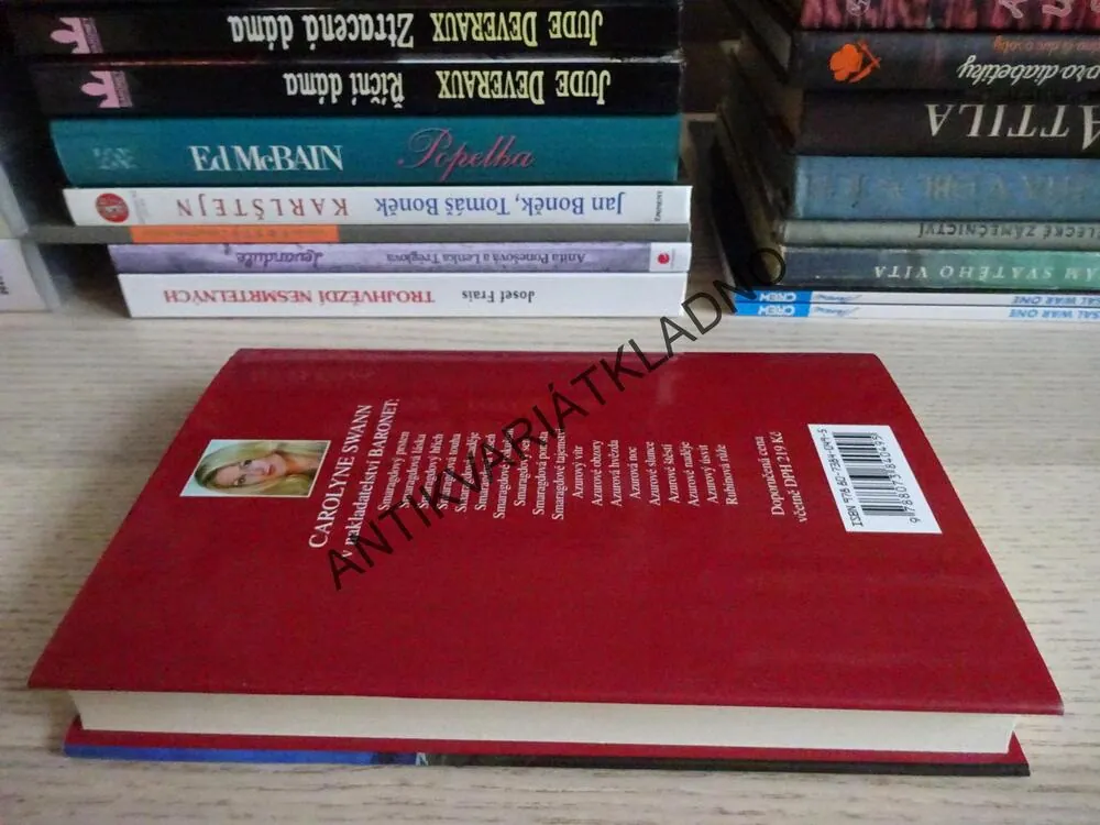 RUBÍNOVÁ RŮŽE, CAROLYNE SWANN, **an