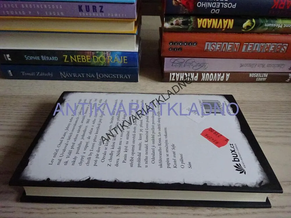 UTAJOVANÝ PROJEV, TOM ROB SMITH, **an