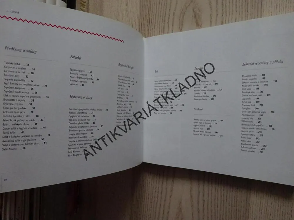 980 G NEJOBLÍBENĚJŠÍCH RECEPTŮ, AMBIENTE OF DINNING, **an