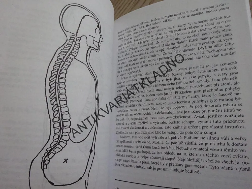 OSM KUSŮ BROKÁTU, DR. YANG JWING-MING, **an