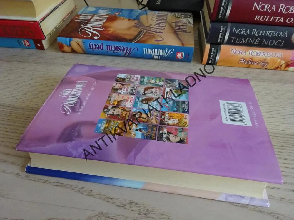 SEN V BÍLÉM, NORA ROBERTS, **an