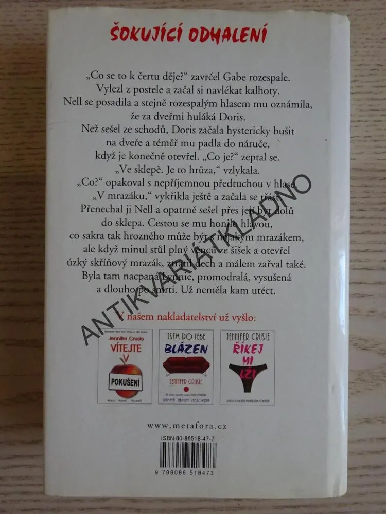 ŠOKUJÍCÍ ODHALENÍ, JENNIFER CRUSIE, **an