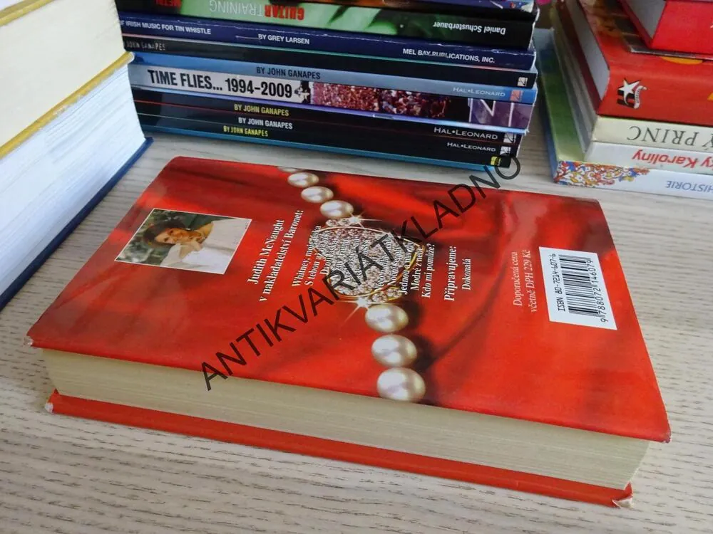 KDO MI POMŮŽE?, JUDITH MCNAUGHT, **an
