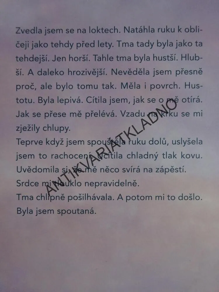HNED VEDLE, LEAH MONTGOMERYOVÁ, **an