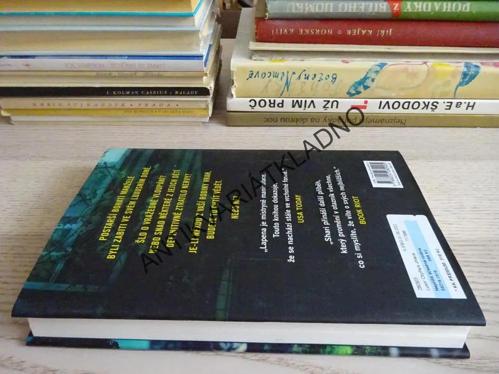 NEPŘÍLIŠ ŠŤASTNÁ RODINA, SHARI LAPENA, **an
