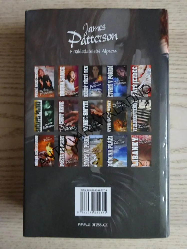 ZÁLUDNÉ VLNY, JAMES PATTERSON, **an