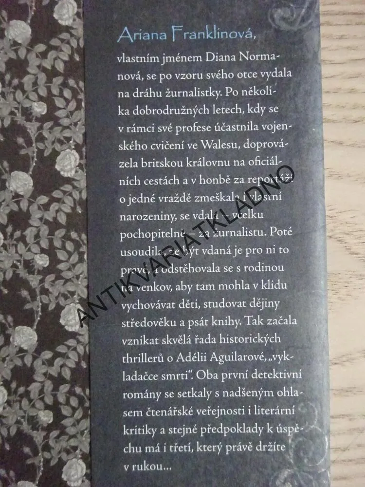 RELIKVIE MRTVÝCH, ARIANA FRANKLINOVÁ, **an