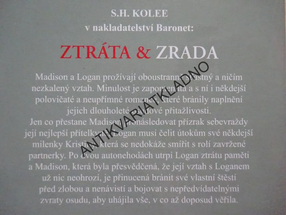 ZTRÁTA A ZRADA, S. H. KOLEE, **an