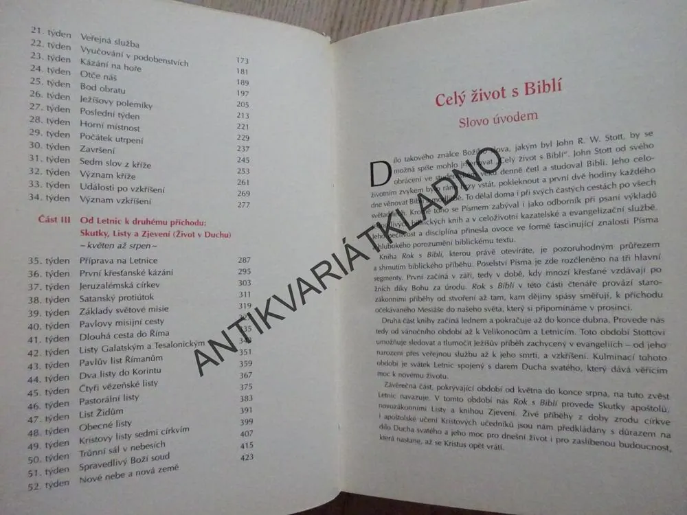 ROK S BIBLÍ, JOHN STOTT, **an