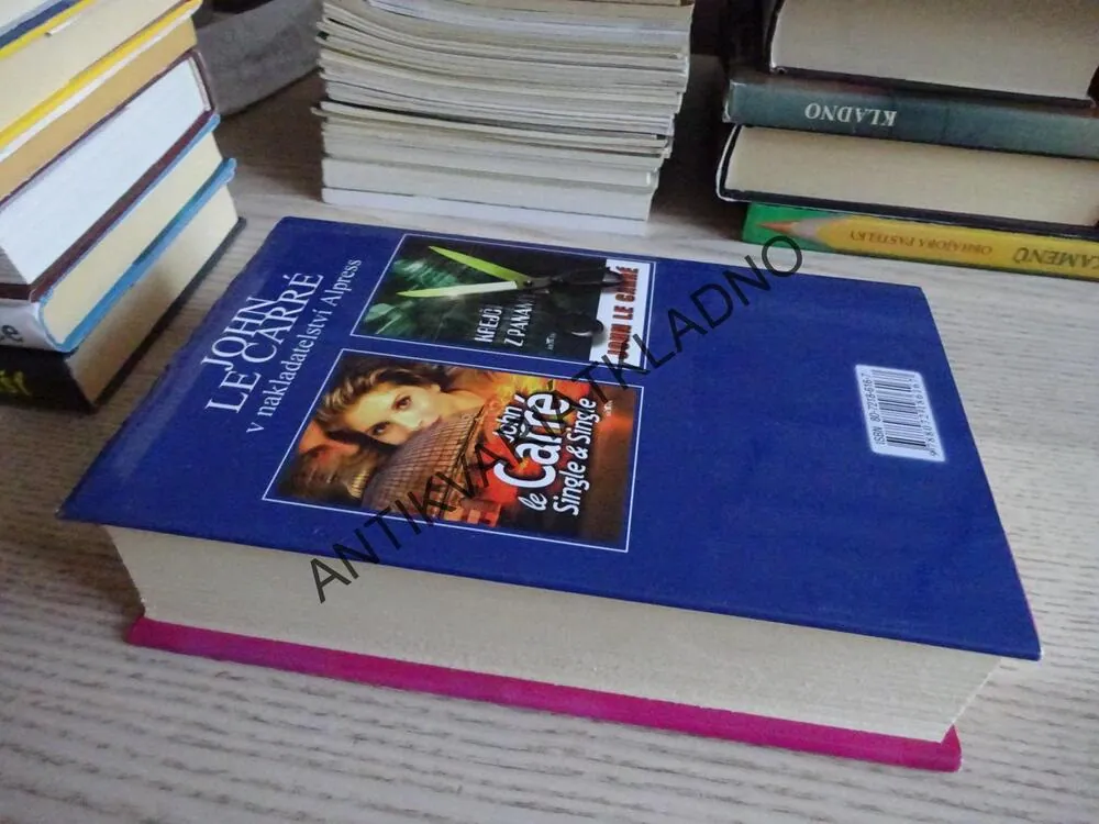 NEPOHODLNÝ, JOHN LE CARRÉ, **an