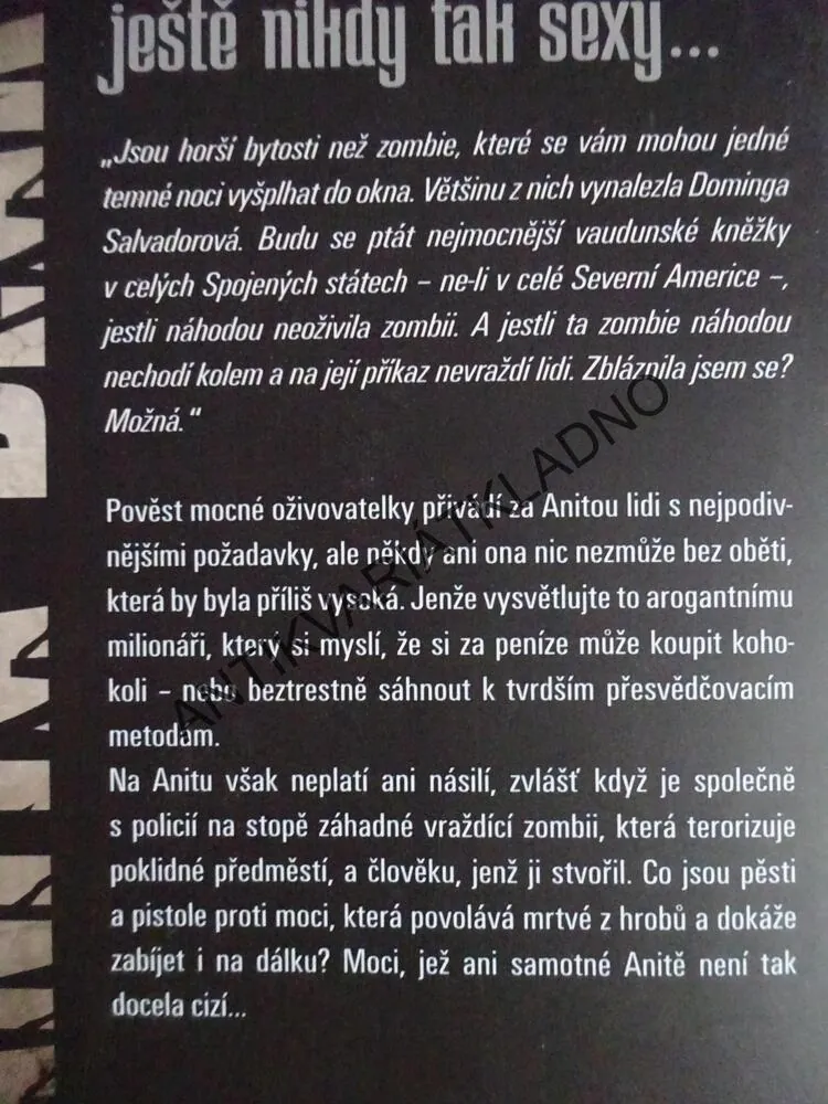 ROZESMÁTÁ MRTVOLA, ANITA BLAKE, LAURELL K. HAMILOTONOVÁ, **an
