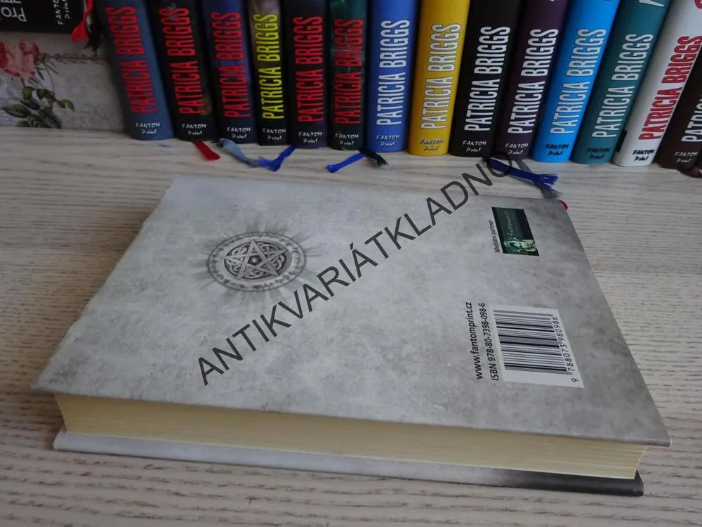 HODNÝ, ZLÝ A NEMRTVÝ, KIM HARRISON, **an