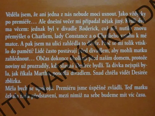 DCERA KLAMU, VICTORIA HOLTOVÁ, **an