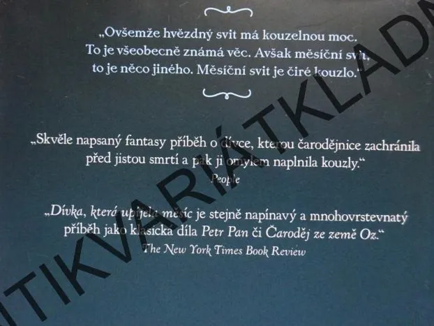 DÍVKA, KTERÁ UPÍJELA MĚSÍC, KELLY BARNHILLOVÁ, **an