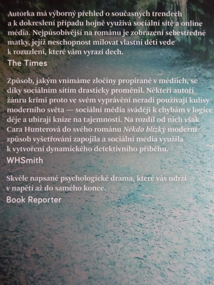 NĚKDO BLÍZKÝ, CARA HUNTEROVÁ, **an