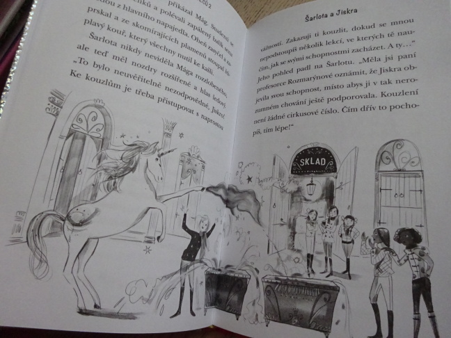 ŠARLOTA A JISKRA, AKADEMIE JEDNOROŽCŮ, JULIE SYKESOVÁ, **an