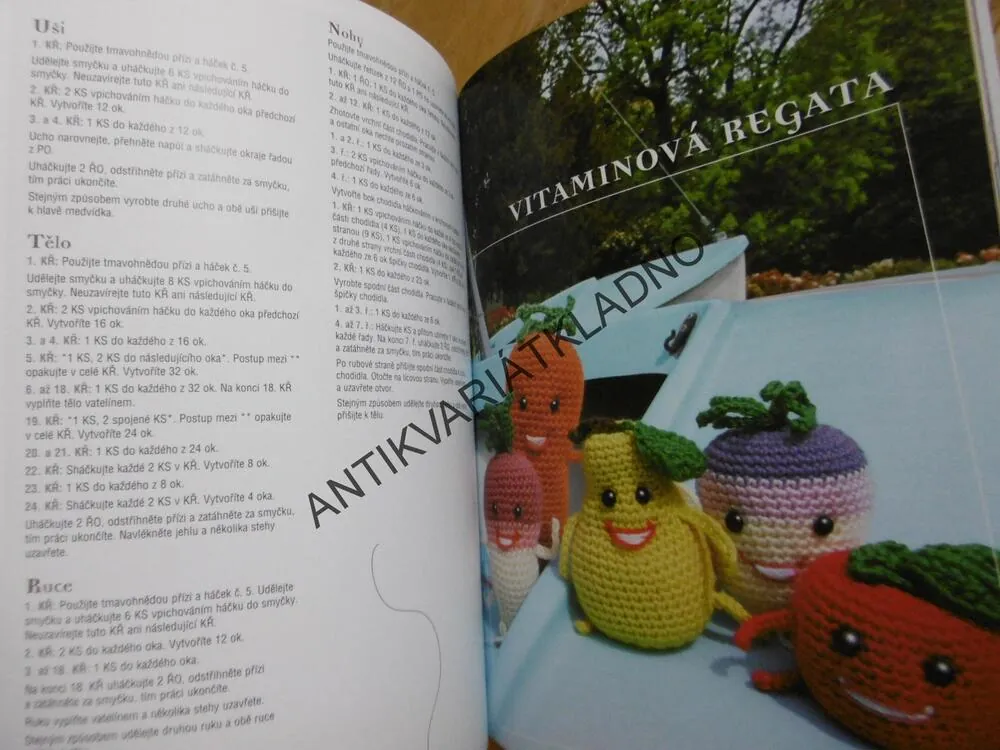 KAMARÁDI NA VÝLETĚ, CENDRINE ARMANI, HÁČKOVÁNÍ, 