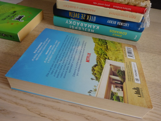 STÁNEK S POLIBKY, BETH REEKLESOVÁ, **an