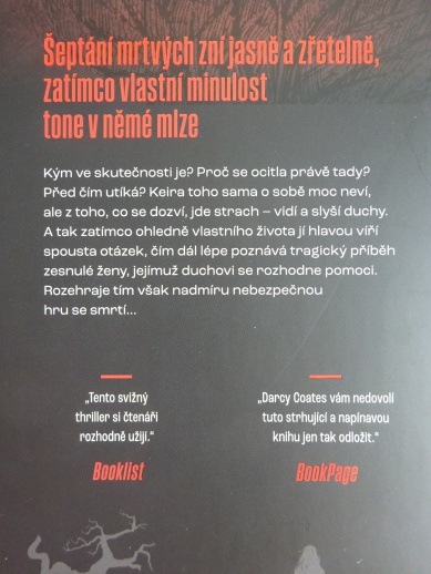 ŠEPTAJÍCÍ MRTVÍ, DARCY COATES, **an