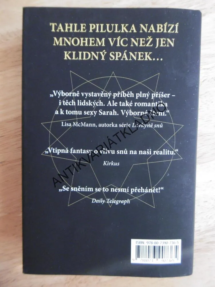 SPÁČ, JEJÍ SNY JSOU VAŠÍ NOČNÍ MŮROU, MACKENZIE CADENHEAD