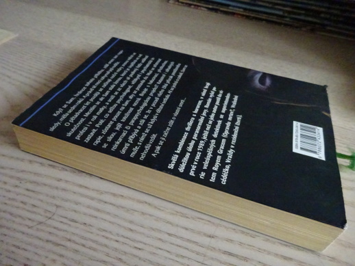 MUŽ V ČERNÉ KUKLE, PETER JAMES, **an