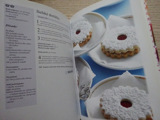 PEČEME S LÁSKOU 8, DR. OETKER, SLADKÉ I SLANÉ RECEPTY PRO KAŽDÝ SVÁTĚČNÍ DEN, **an