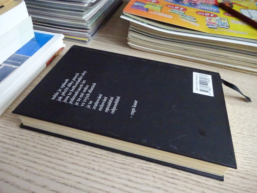 MLÉKO A MED, RUPI KAUR, **an