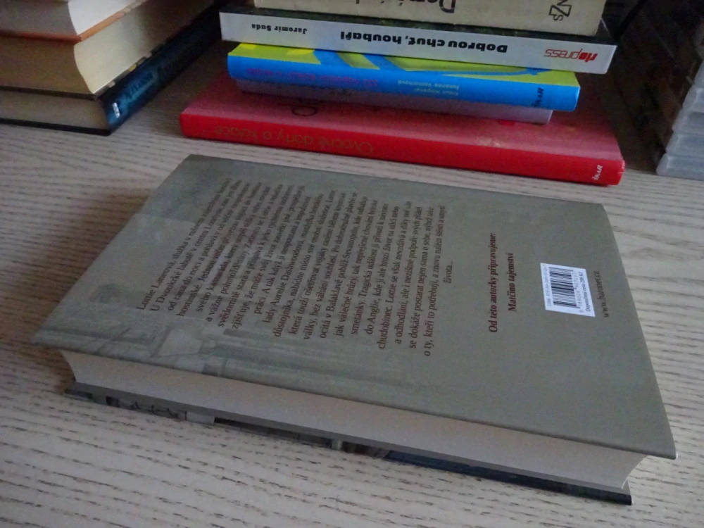 SLUŽEBNÁ Z HOSTINCE, DILLY COURT, **an