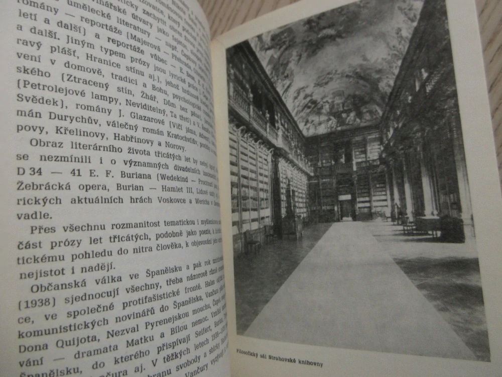 PRŮVODCE PO MUZEU - PAMÁTNÍK NÁRODNÍHO PÍSEMNICTVÍ, MUZEUM LITERATURY, OLEG HOMOLA A SPOL.**an