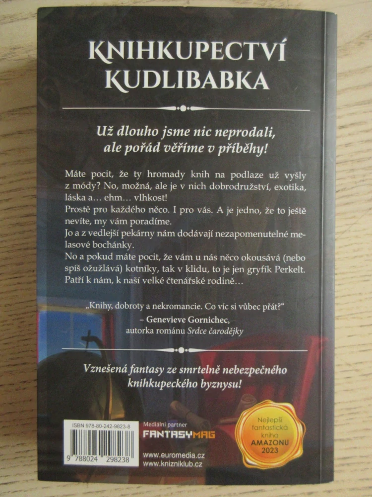 KNIHKUPECTVÍ A KOSTNÍ PRACH, TRAVIS BALDREE, **an