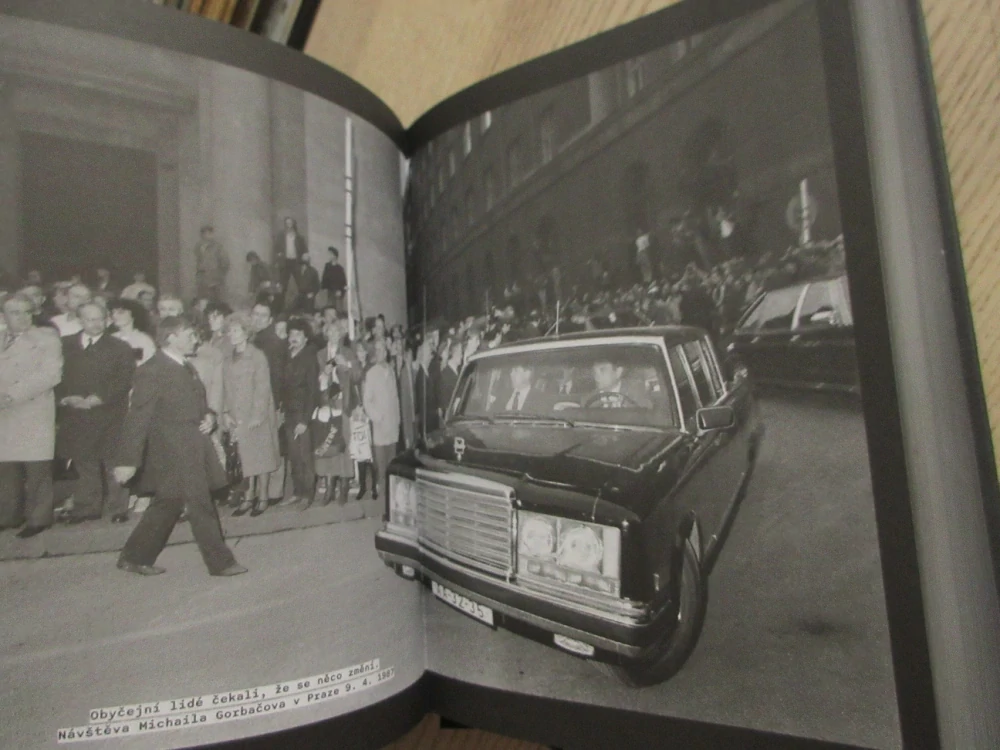 POSLEDNÍ REVOLUCE: JAK JSME ŽILI 1985-1992, MARTIN KOMÁREK, **an