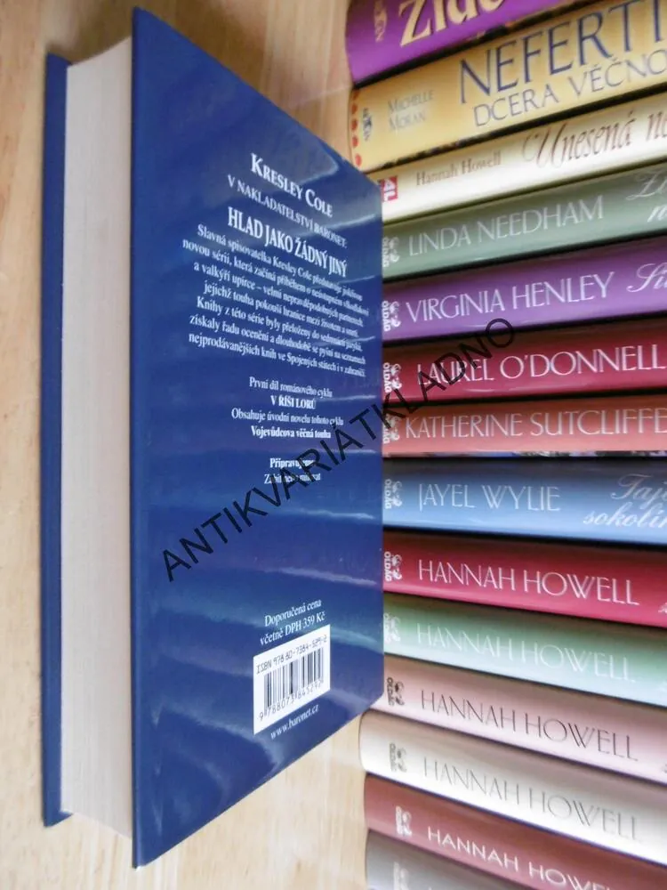 HLAD JAKO ŽÁDNÝ JINÝ, KRESLEY COLE