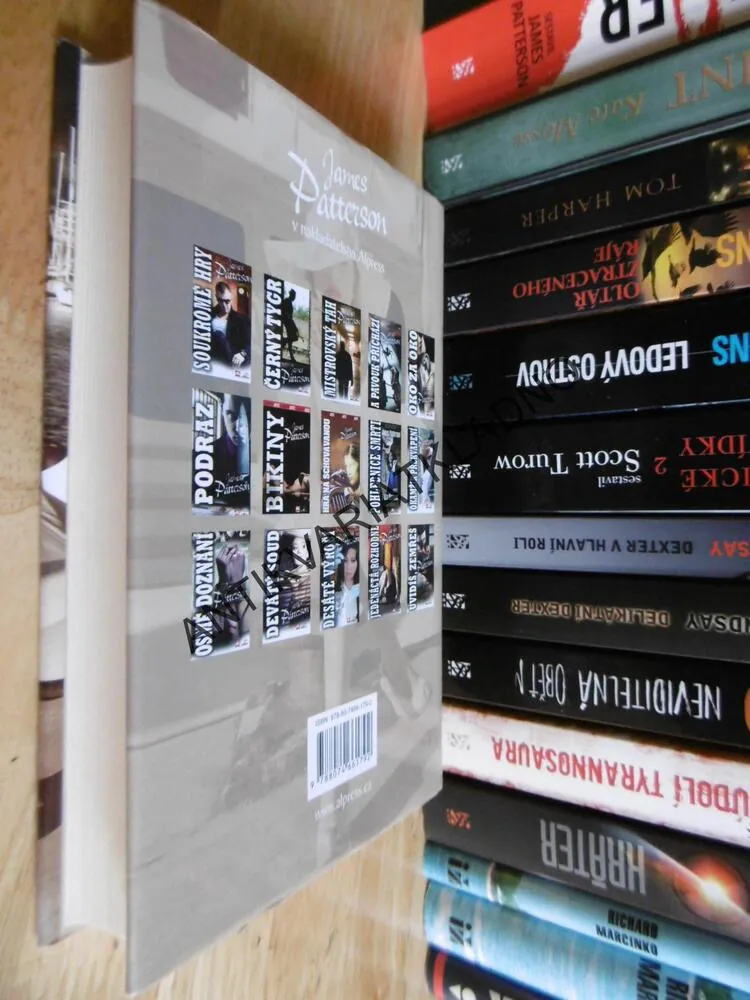PROVINILÉ MANŽELKY, JAMES PATTERSON, **an
