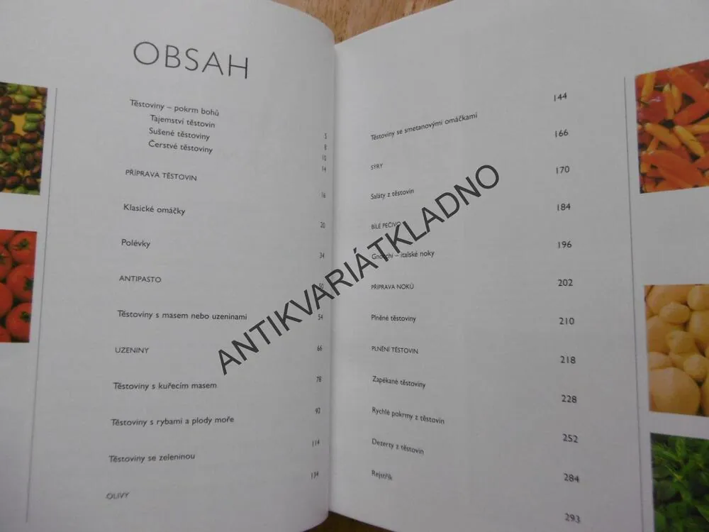 MODERNÍ KUCHAŘKA TĚSTOVINY, **an