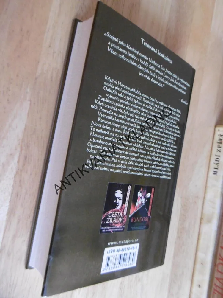 TETOVANÁ KONKUBÍNA, LAURA JOH ROWLANDOVÁ, **an