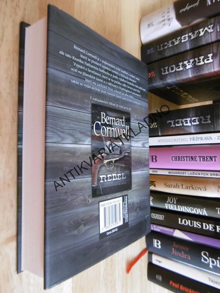 ZRÁDCE, BERNARD CORNWELL, **an