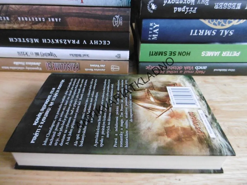 NA VLNÁCH PODIVNA, TIM POWERS, **an