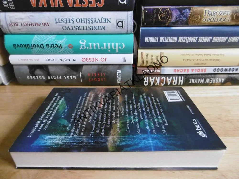 VODOPÁD, LAUREN KATEOVÁ, **an