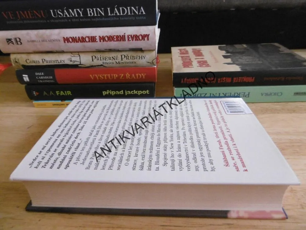 PAMĚTI, FARAH PAHLAVÍ, **an