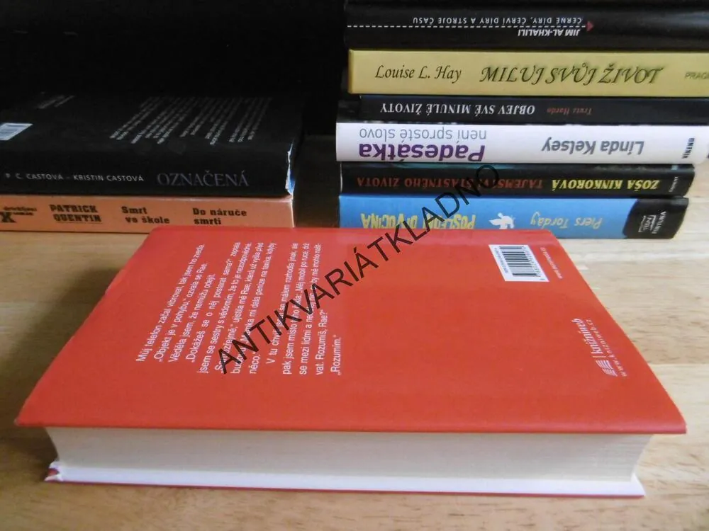 AKTA SPELLMANOVÁ, LISA LUTZOVÁ, **an