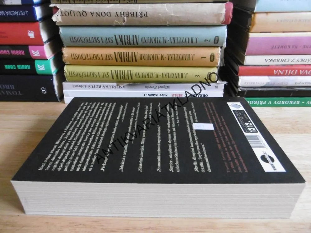 KRVAVÉ ZEMĚ, TIMOTHY SNYDER, **an
