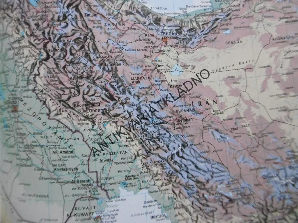 ILUSTROVANÝ ATLAS SVĚTA PRO NOVÉ STOLETÍ, **an