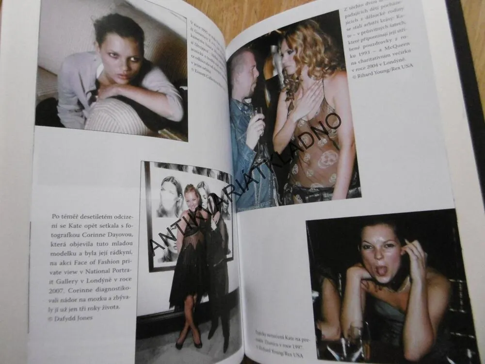 CHAMPAGNE SUPERNOVY, KATE MOSSOVÁ, ALEX. MCQUEEN, MARC JACOBS, **an